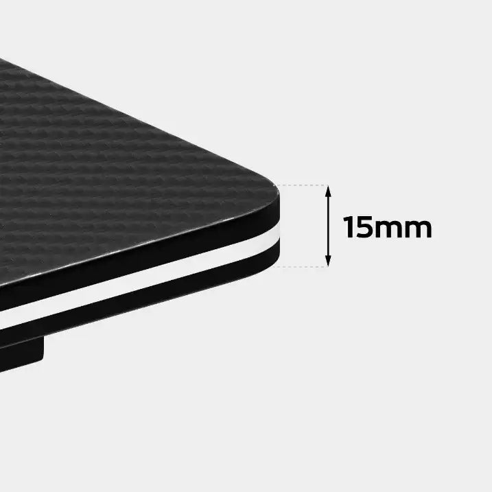 Gamingbord Huzaro Hero 1.4, nærbilde av sort hjørne med hvit stripe og 15 mm tykk teksturert overflate.