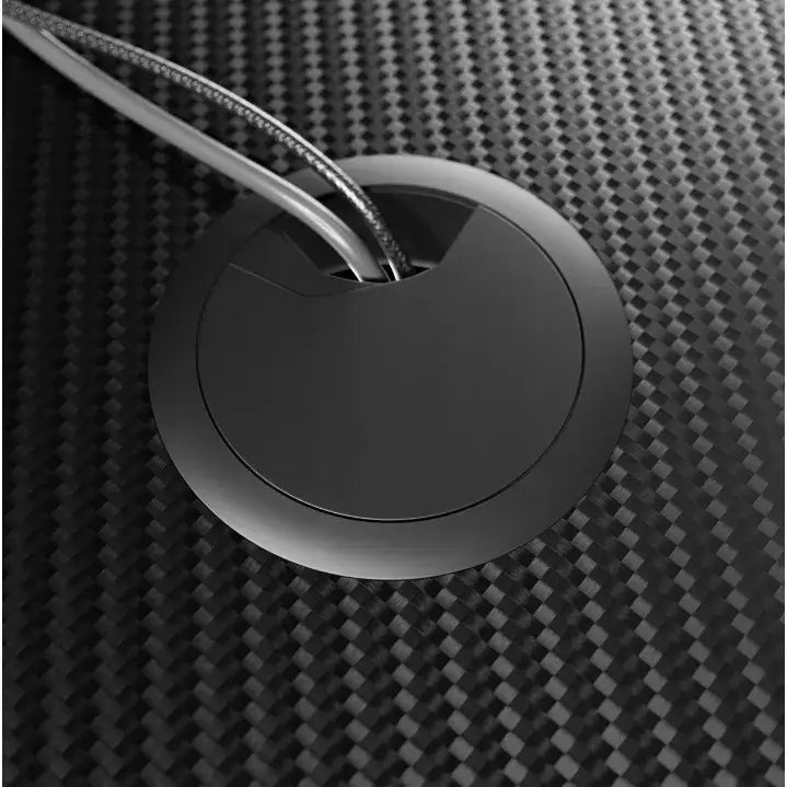 Gamingbord Huzaro Hero 1.6, toppvisning av sort kabelgjennomføringslokk med flere kabler og karbonfibertekstur.