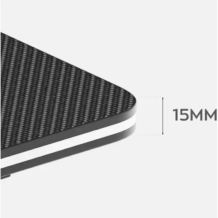 Gamingbord Huzaro Hero 1.6, nærbilde av hjørne med karbonmønstret overflate og tydelig 15 mm tykkelse.