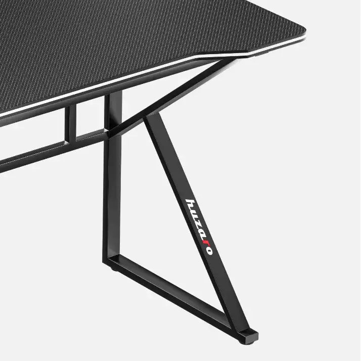 Gamingbord Huzaro Hero 1.6, skråvisning av svart karbonfiber-overflate og metallben med hvit og rød logo.