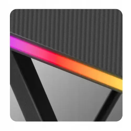 Gamingbord Huzaro Hero 2.5 RGB, nærbilde av sort karbonfiberplate med flerfarget LED-stripe langs kanten.
