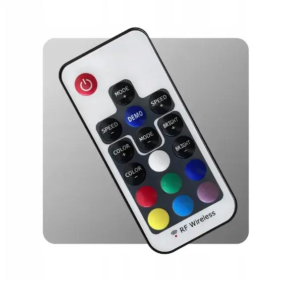 Hvit fjernkontroll til Huzaro Hero 2.5 RGB gamingbord, skrå forfra, viser fargerike funksjonsknapper.