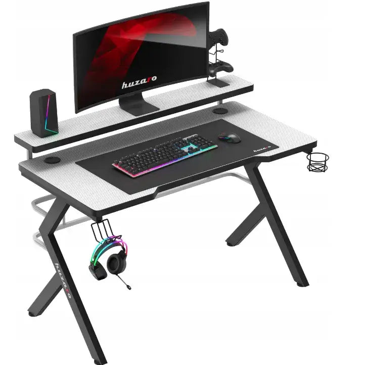 Gamingbord Huzaro Hero 5.0 hvit, skrå forfra med RGB-tastatur, mus, forhøyet hylle og metallben.