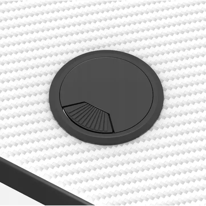 Gamingbord Huzaro Hero 5.0, nærbilde av sort kabelgjennomføring i rillet deksel mot hvit strukturert bordplate.