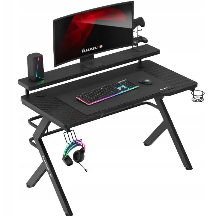 Gamingbord Huzaro Hero 5.0 svart med karbonfiberlook, skjermhylle, koppholder og RGB-belyst tastatur og mus.