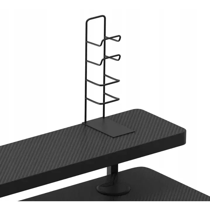 Gamingbord Huzaro Hero 5.0, metallstativ for oppbevaring festet under karbonmønstret bordplate, skrå vinkel.