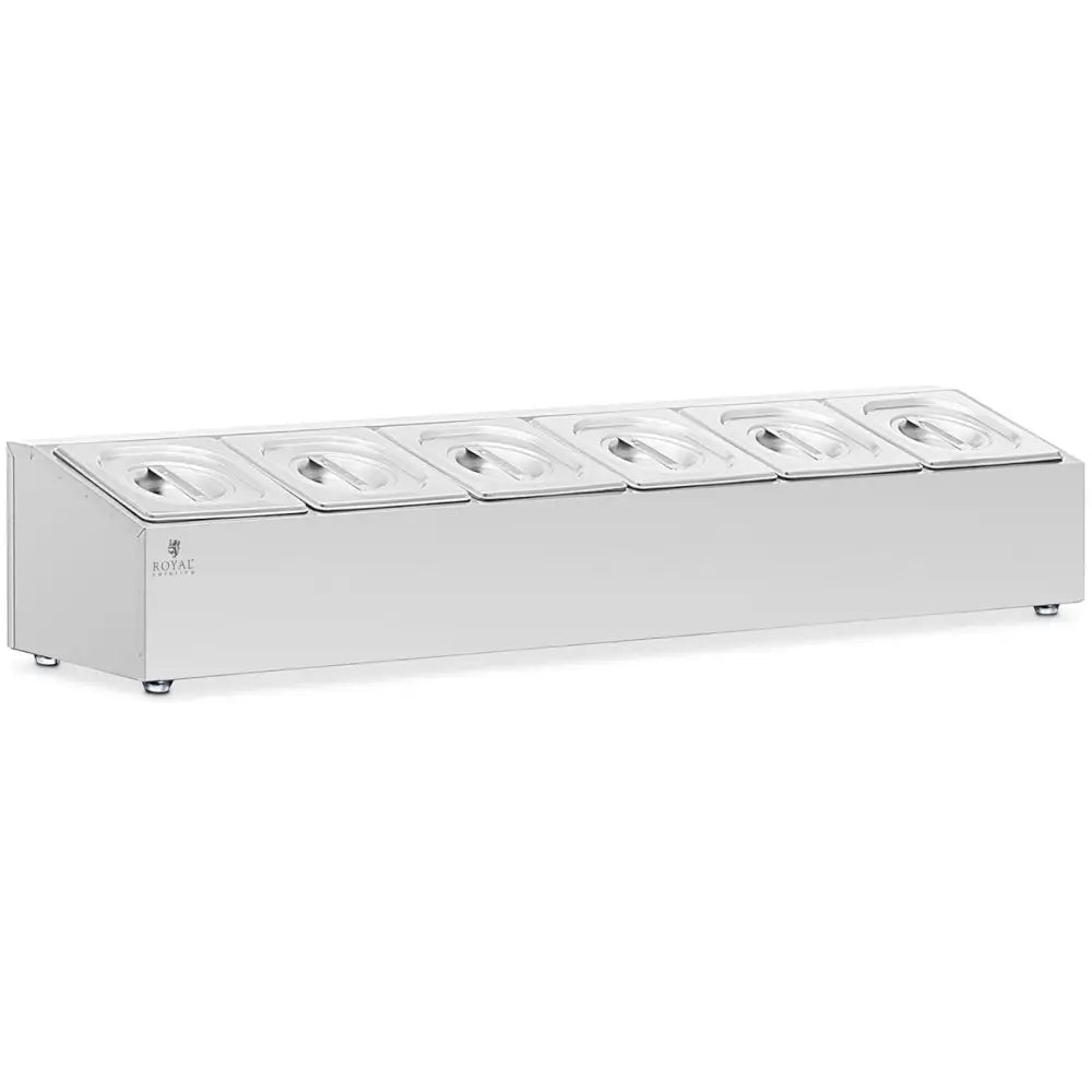 Gårdsregal med seks GN 1/6 beholdere og individuelle lokk, skrå sidevisning med blank overflate.