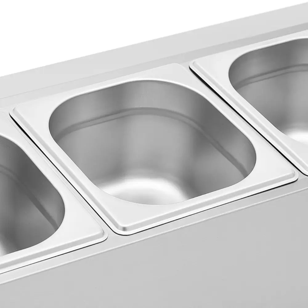 Gårdsregal med tre GN 1/6 beholdere i rustfritt stål, sett ovenfra i modulær oppstilling.