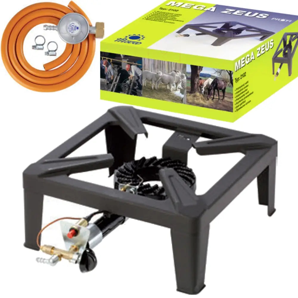 Gasskokeplate MEGA ZEUS med taburett, skrå frontvisning, tilkoblet oransje gasslange og regulator.