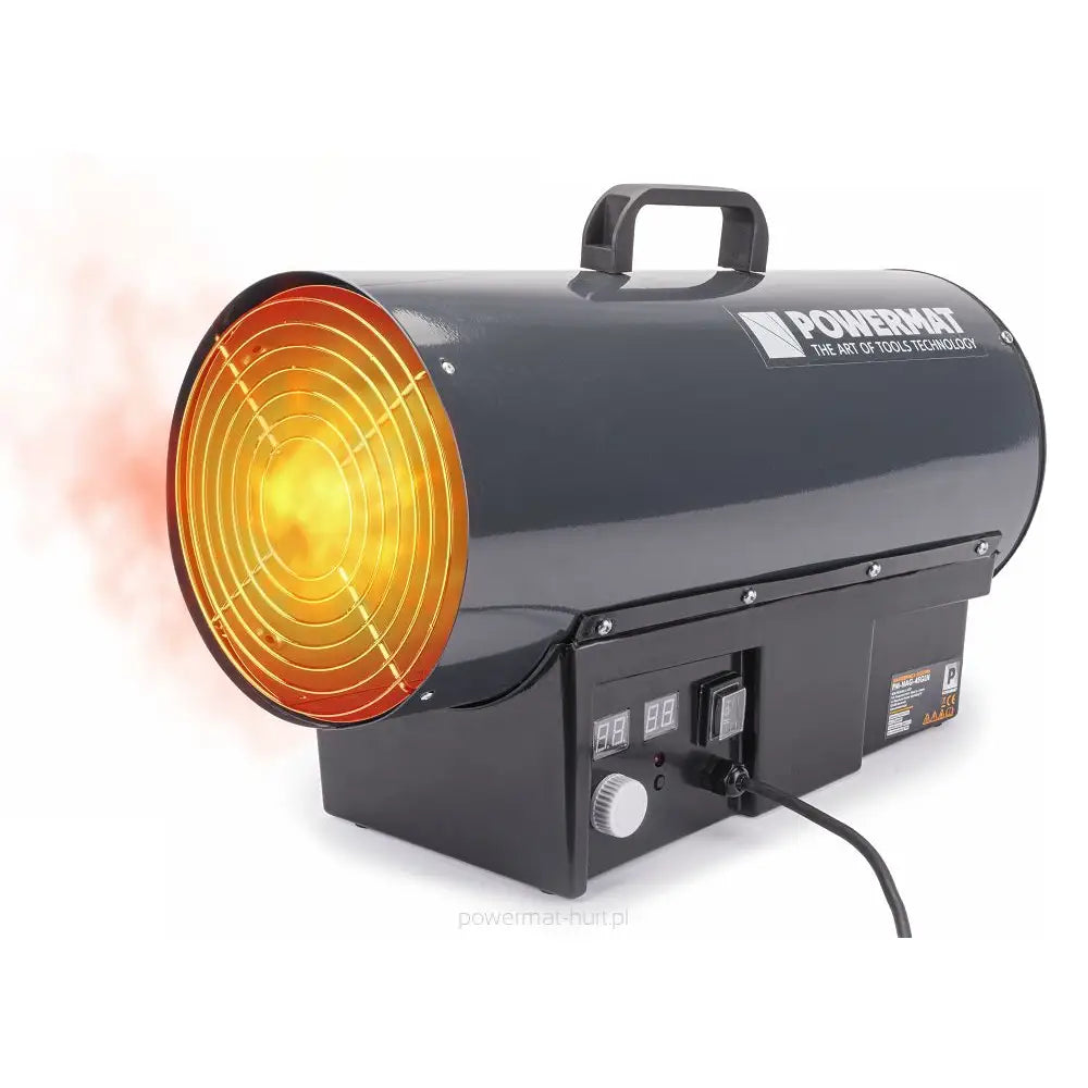 Gassvarmer i sort metall, skrå sidevisning med oransje glødende gitter og synlig LCD-betjeningspanel.