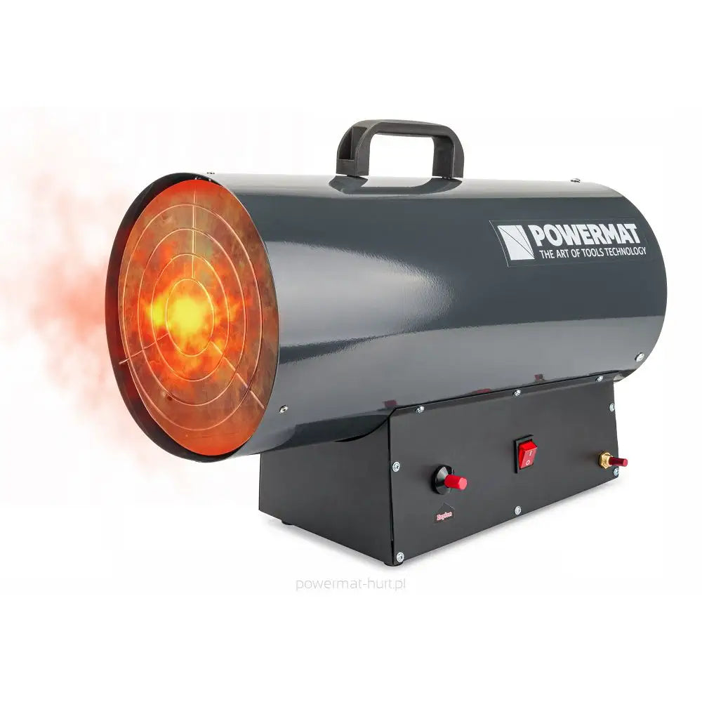 Gassvarmer med sort metallkropp, synlig oransje flamme og røyk ut av fronten, sett skrått forfra.