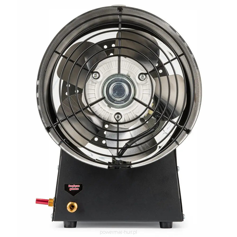 Gassvarmer med metallvifte, svart gitterfront, messingkobling og rød ventil synlig på sort base.