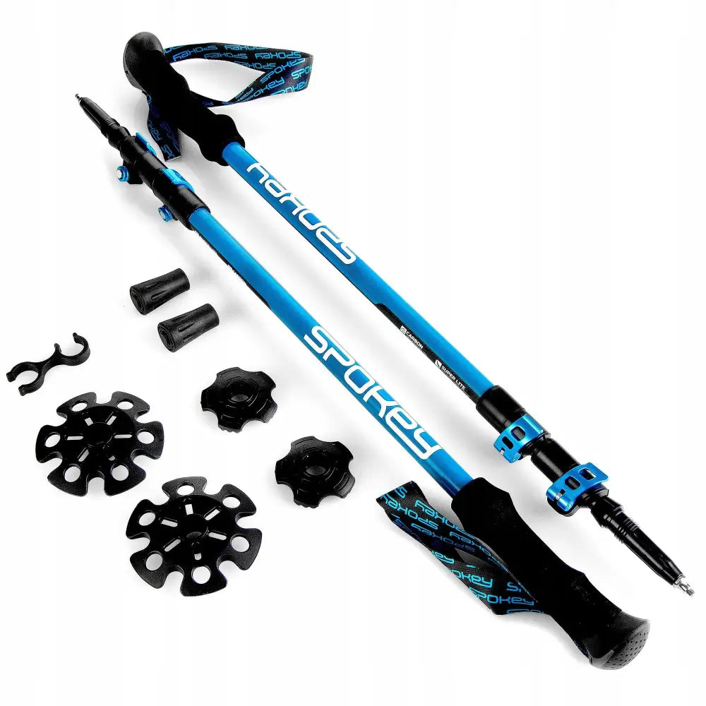 Gåstaver Nordic Walking, blå og svarte teleskopstaver sett ovenfra med håndstropper, gummiføtter og truger.