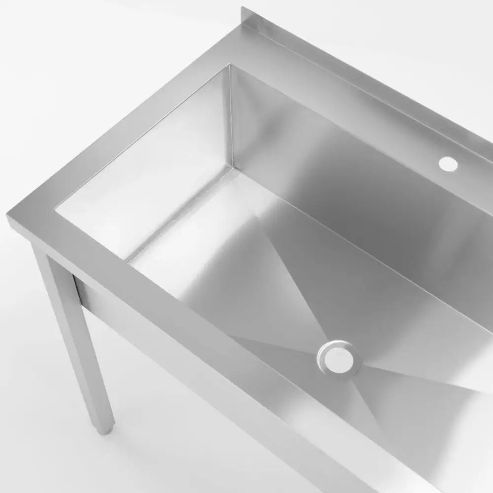 Gastronomisk enkelkomponent basseng i rustfritt stål, sett skrått ovenfra med synlig avrinningshull og armaturåpning.