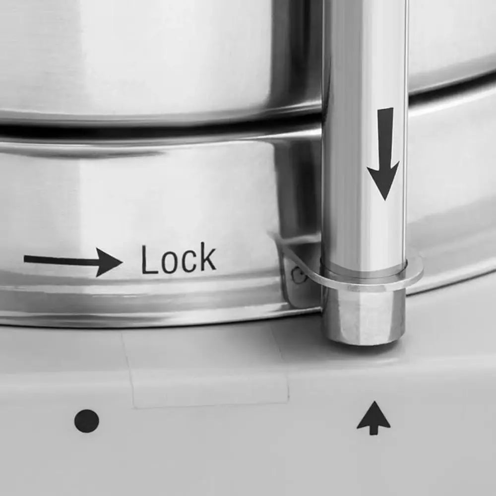 Gastronomisk kuttermaskin, nærbilde av låsemekanisme i rustfritt stål med tydelige piler og Lock-merking.