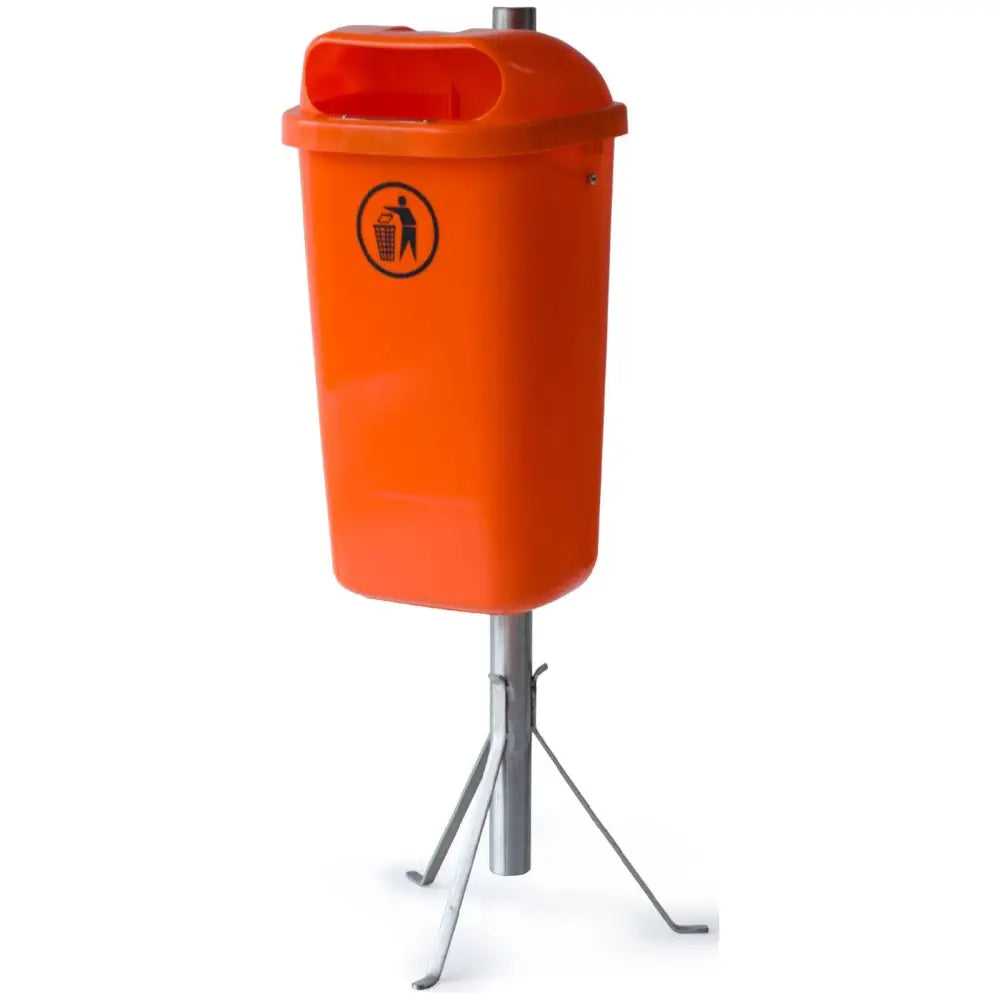 Oransje gateavfallskurv 50L på metallstang med tre støtteben, sort søppelsymbol synlig på fronten.
