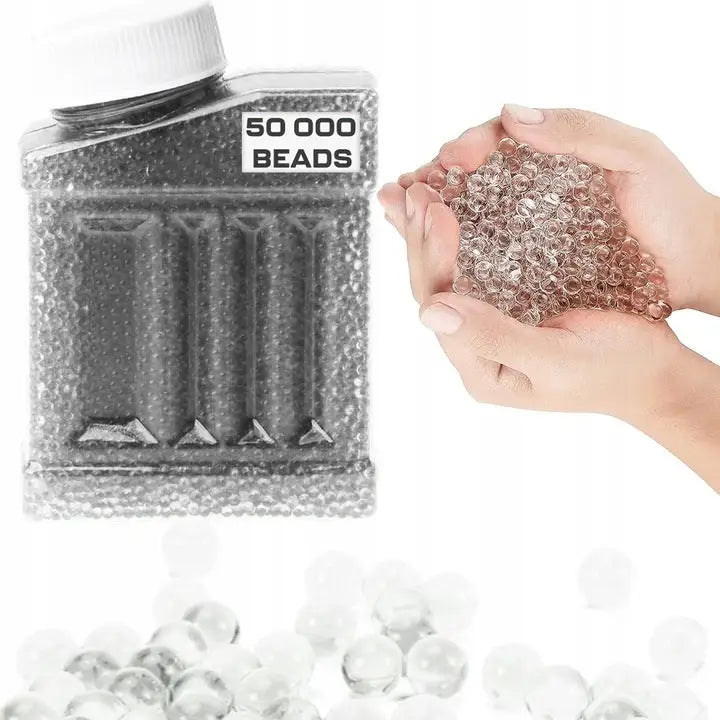 Gelkuler for blomster, små gjennomsiktige hydrogelkuler vist i stor beholder og i to hender.