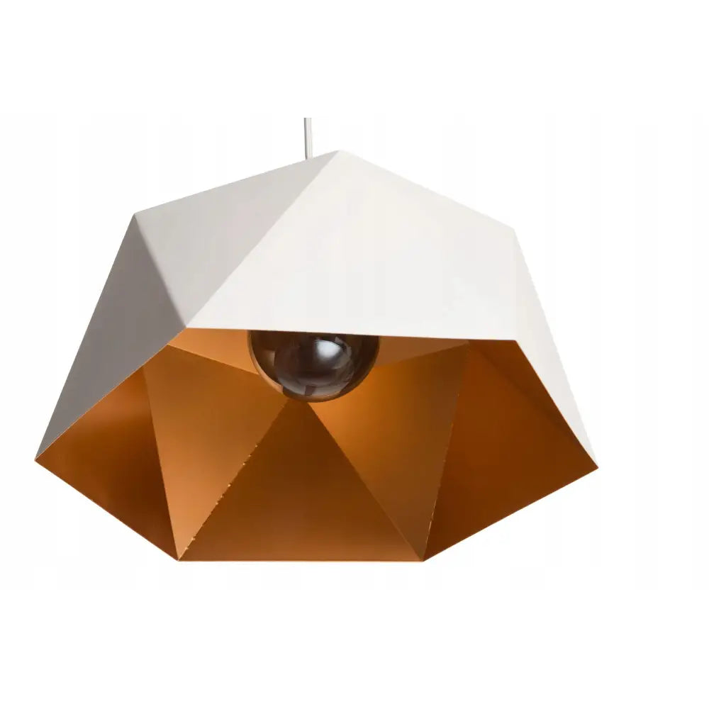 Geometrisk hengende lampe i hvitt med kobberfarget innside, frontvisning som fremhever pæren og det moderne designet.