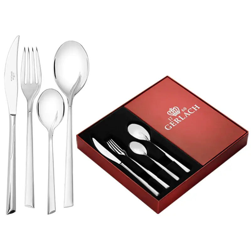 Gerlach Flames bestikksett, fire blanke deler foran rød gaveeske med sort innmat, elegant presentert for gave.