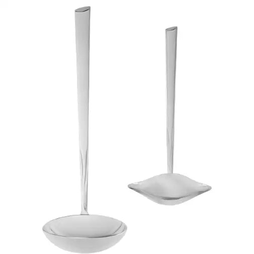 To sølvfargede serveringsskjeer fra Gerlach Flames, vist fra siden og ovenfra mot hvit bakgrunn.