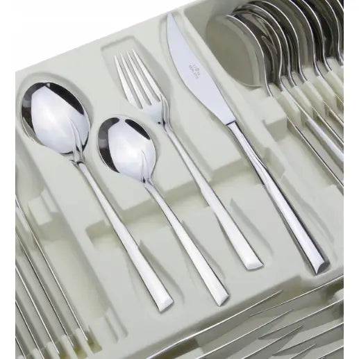 Gerlach Flames bestikk, fire deler i blankt stål med rette linjer, sett ovenfra i plastinnsats.