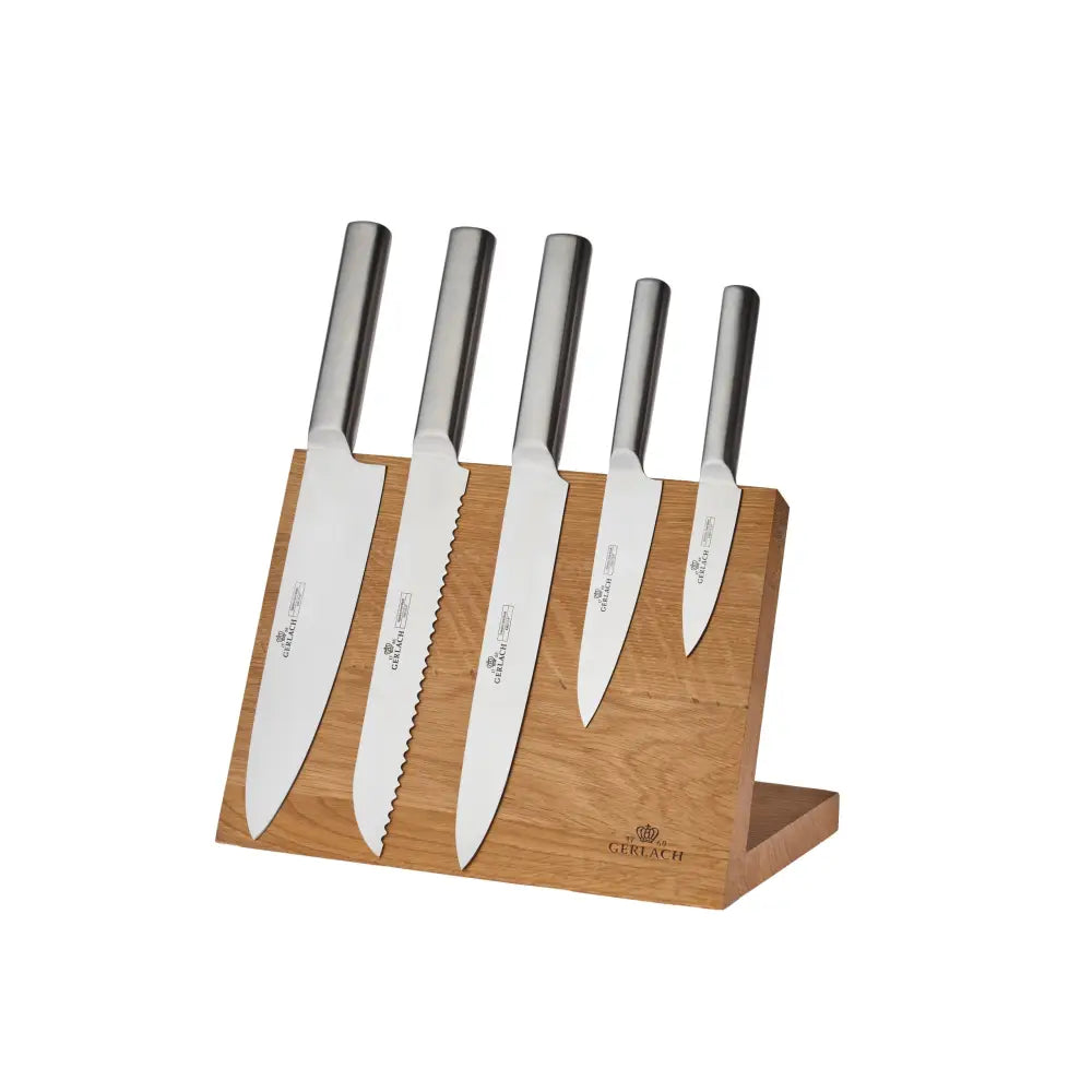 Gerlach knivsett i blokk Ambiente Magnetic, fem stålkjøkkenkniver med sølvhåndtak i lyst treblokk, skrå side.