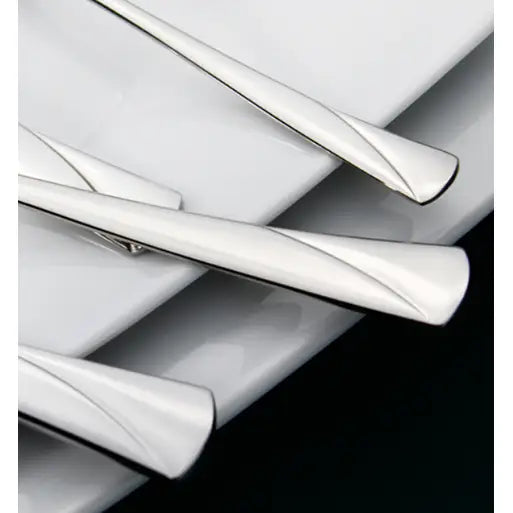Gerlach Valor bestikksett, nærbilde av glansfulle håndtak med buet design på hvite tallerkener.