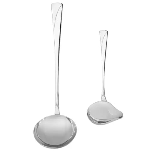 To sølvfargede Gerlach Valor øser i rustfritt stål, skråvisning viser buede håndtak og blank finish.