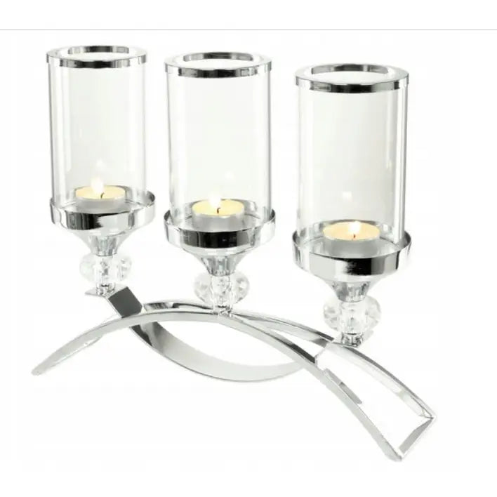 Glamour lysestake i krom med tre glasskuler for telys, moderne buet base og blank finish, sett forfra.