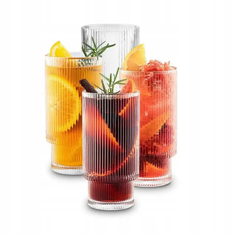 Glass 270ml Riflet Lange, sett med fire glass fylt med drinker, appelsinskiver, urter og isbiter.