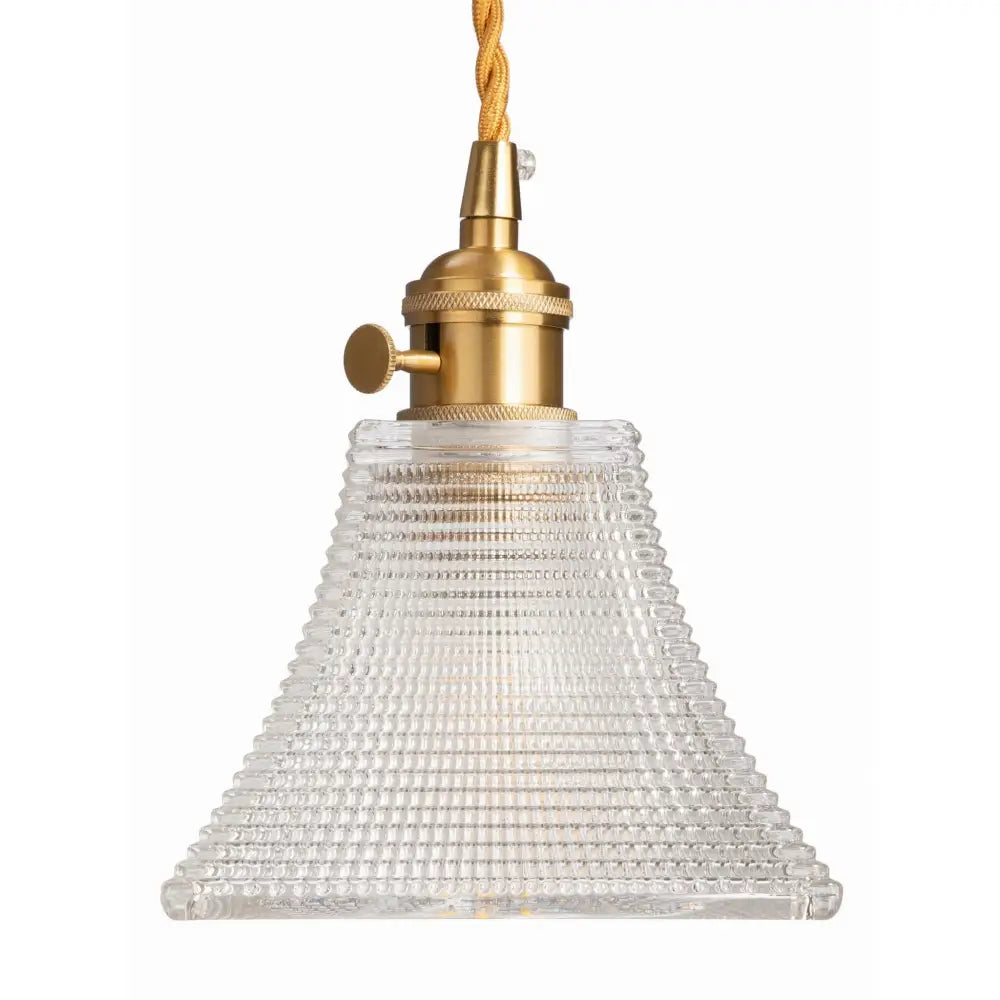 Glass Krystallklar hengelampe med firkantet, riflet glasskjerm og messingdetaljer, frontvisning mot lys bakgrunn.