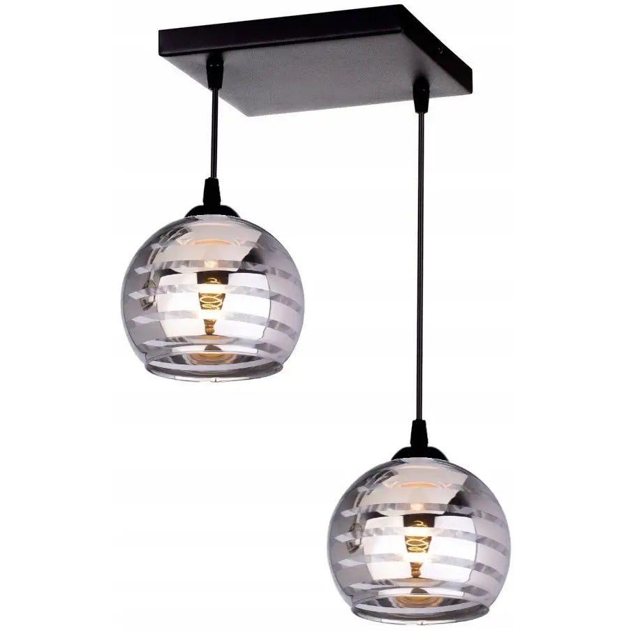 Glass taklampe med to hengende pendler, stripete sølvfarget glass og sort takplate sett fra skrå vinkel.