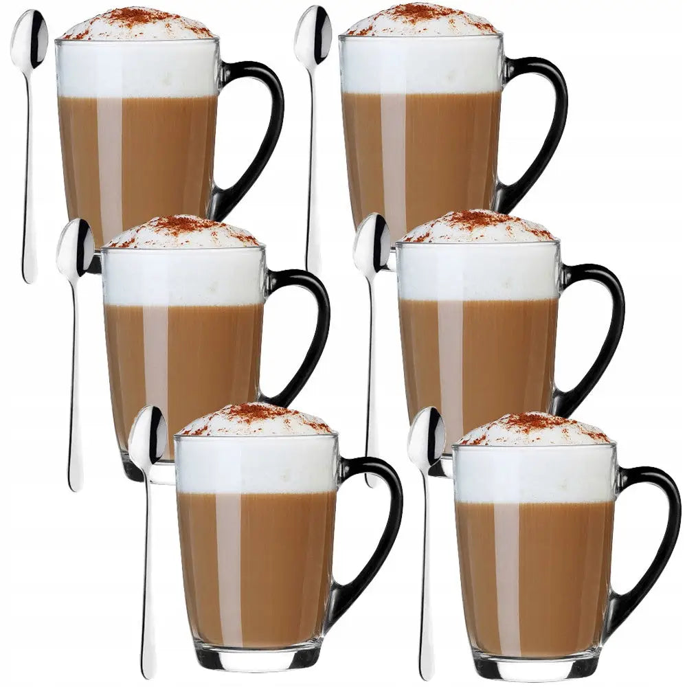 Sett med seks høyglans glasskrus til kaffe og te, fylt med melkeskum og med svarte håndtak og sølvskjeer.
