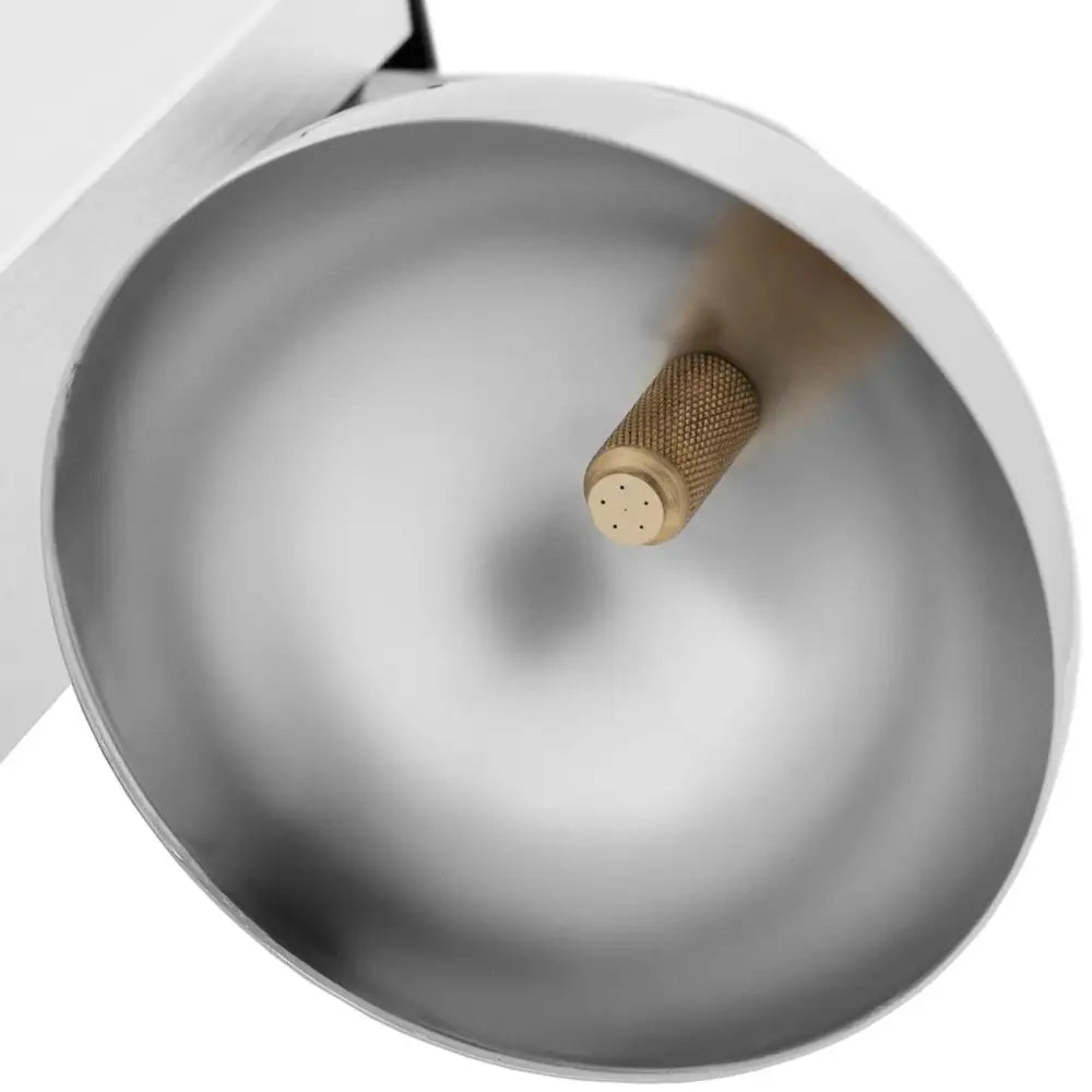 Glass tumbler freezer for bar, detaljbilde av messingfarget dyse med små hull inne i metallskålen.