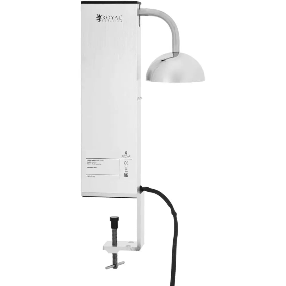 Sølvfarget varmelampe med rund skjerm og bordklemme, sidevisning mot hvit bakgrunn.