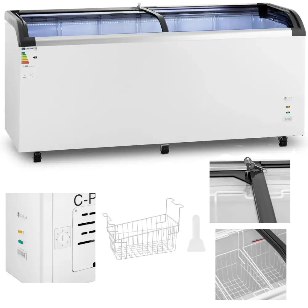 Stor hvit fryseboks med glasskyvelokk, kontrollpanel, kurv, isskrape og låsemekanisme på hjul.