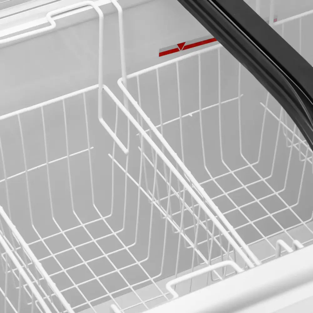 Glasset fryser til matvarer, toppvisning av to hvite metallkurver med svart kant og rød innvendig markering.