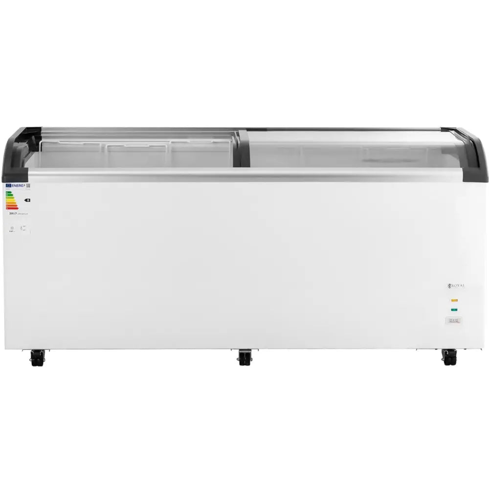 Stor hvit fryser med skyvbare glasslokk, fire hjul og synlig kontrollpanel og energimerking foran.