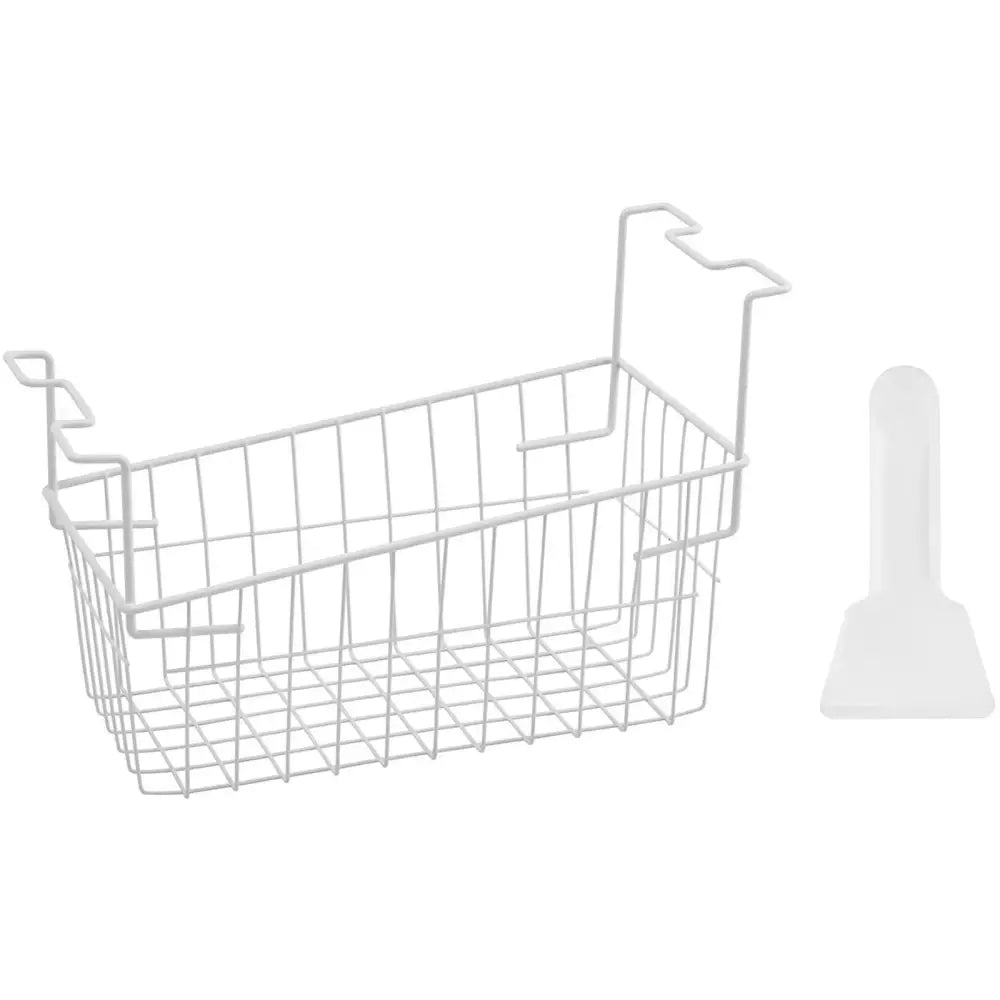 Hvit metallkurv med opphengskroker og liten plastskrape, fotografert fra skrå vinkel på hvit bakgrunn.