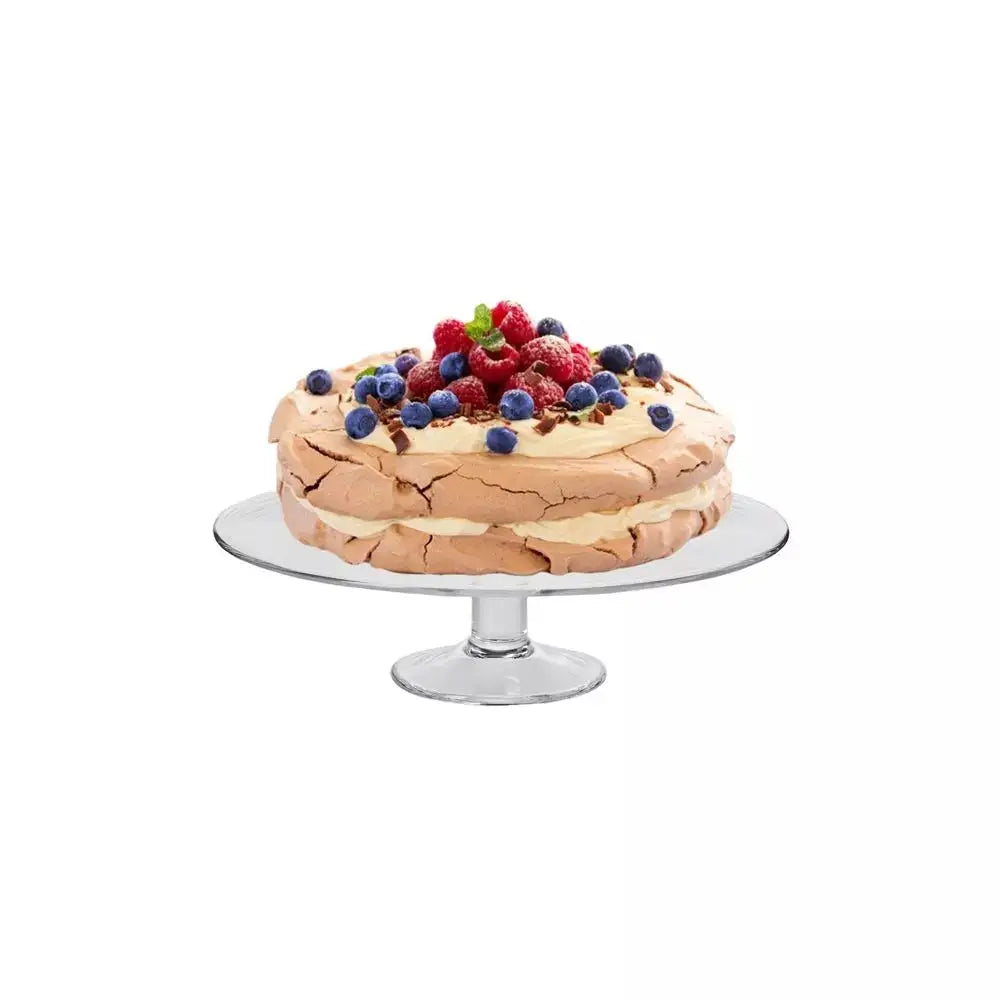 Glassfat for kaker 32cm med stett, servert med marengskake pyntet med bær og krem mot hvit bakgrunn.
