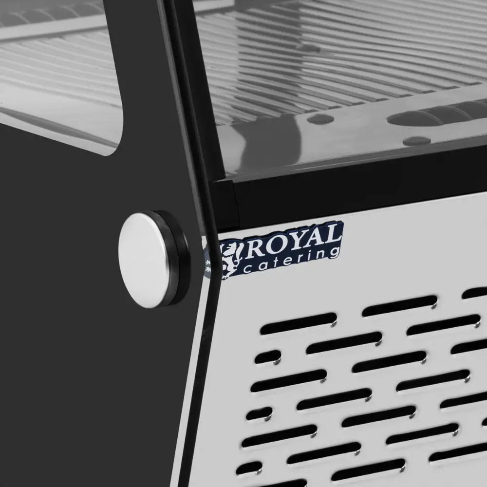 Glasskjøler med 3 nivåer, nærbilde av ventilasjonshull, glasspanel, knapp og Royal Catering-logo.