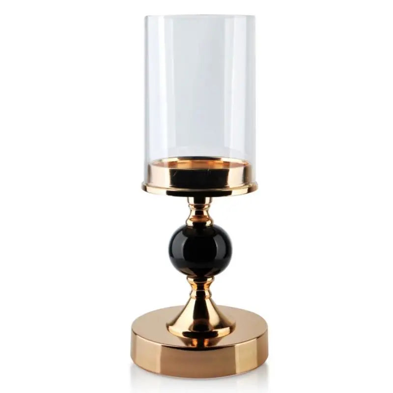 Glasslysestake Chantal i gullfarget metall med glassylinder, sort dekorativ kule og rund sokkel, frontvisning.