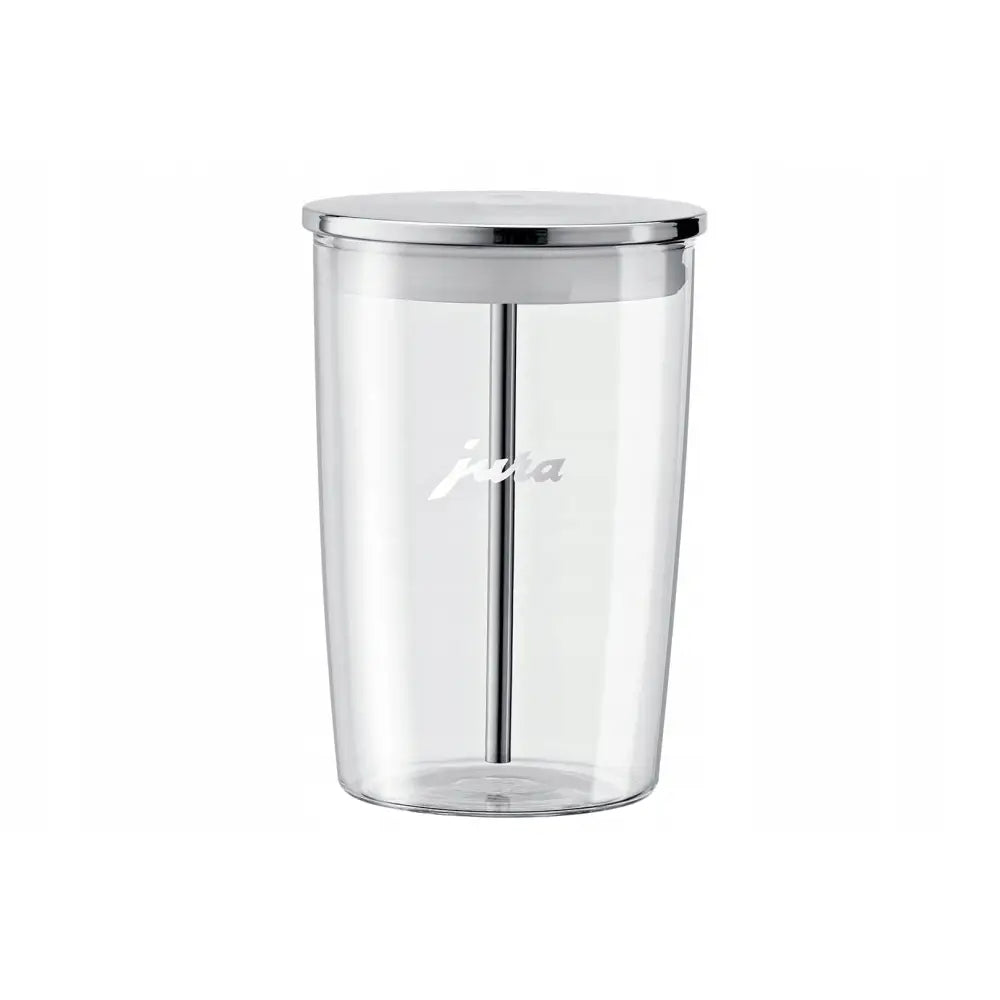 Glassmelkebeholder fra Jura 500 ml med sølvfarget lokk, metallrør og hvit logo synlig foran.