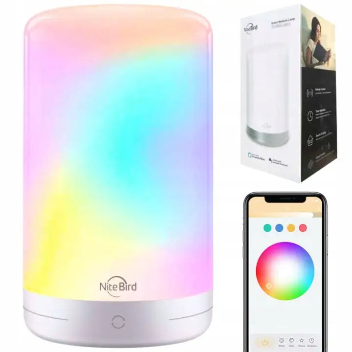 Gosund nattlampe med RGB-lys, hvit sokkel, berøringsknapp og app-styring vist med mobil og produkteske.