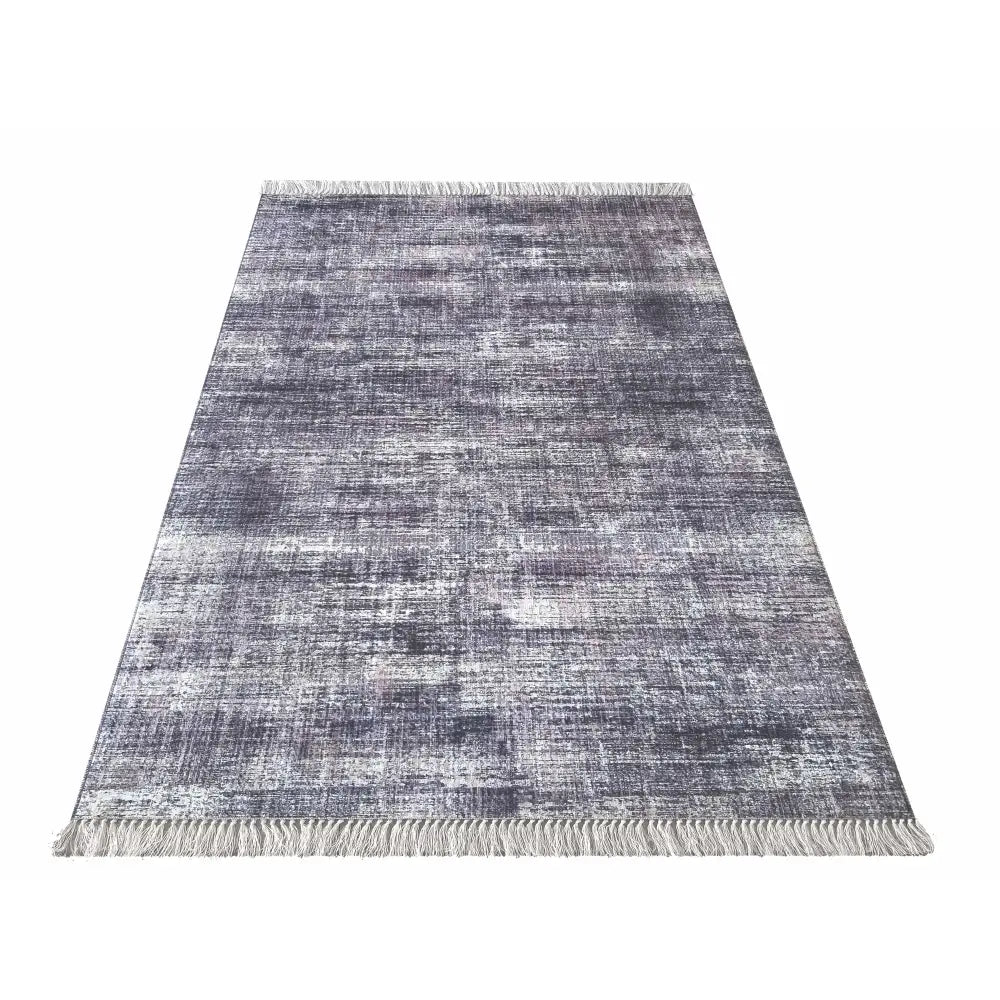 Grått og lilla teppe i polyester, rektangulær form med dusker på kortsidene, sett ovenfra mot hvit bakgrunn.