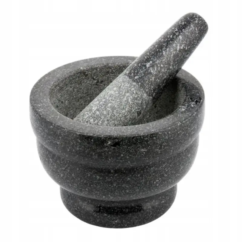 Granittmorter Kinghoff 14 cm med støter, skrå oversiktsvinkel som fremhever den grove steinstrukturen.