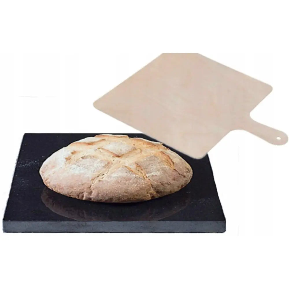 Granittstein til pizza grill med ferdigstekt brød og pizzaspade i lyst tre, sett ovenfra.