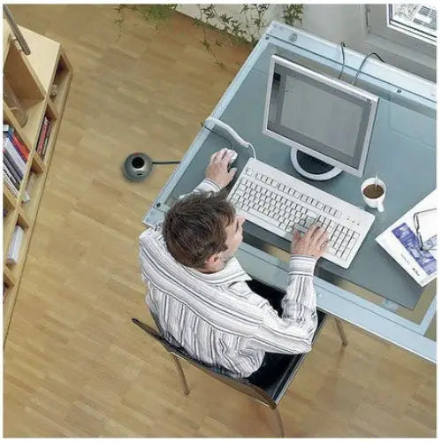 Grenuttak Eco-Line Comfort Switch 6-veis i bruk på moderne glass-skrivebord med PC og kontorutstyr.