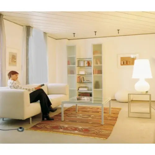 Grenuttak Eco-Line Comfort Switch 6-veis plassert i moderne stue med hvite møbler og glassbord.