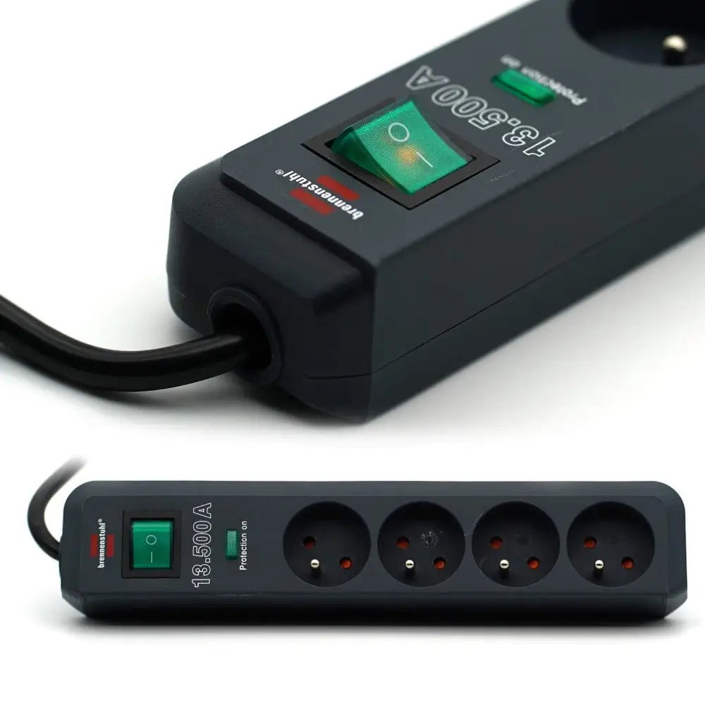 Grenuttak med fire stikk, grønn bryter og overspenningsvern, skråvisning med sort kabel synlig.